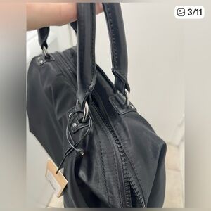 Flash sale NEW Black zipper top Bag.. large Boston shoulder bag. Beautiful 🤩